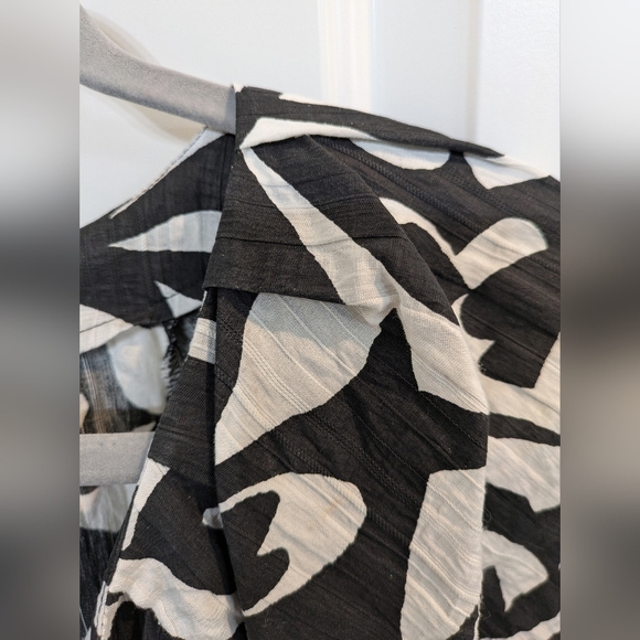 Black and White Patterned Women's Short Sleeve Top - Picture 7 of 14